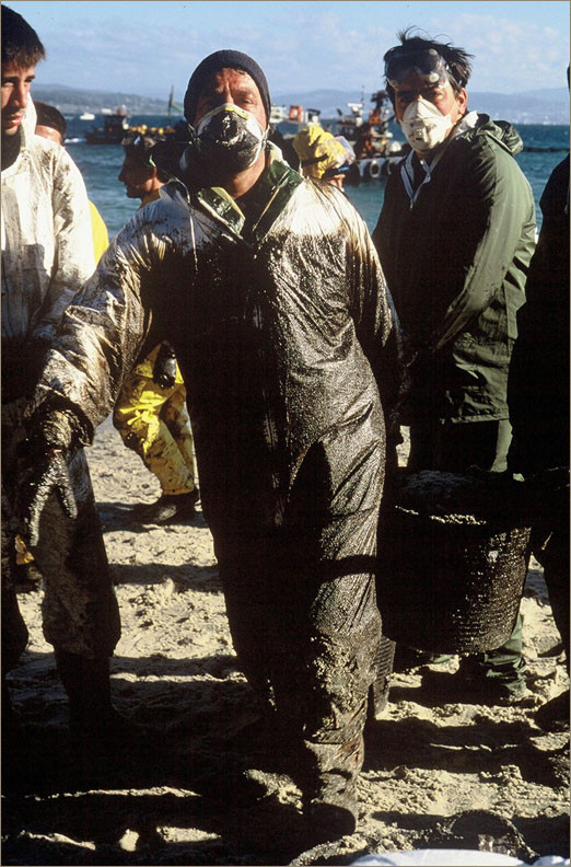 Voluntarios recogiendo chapapote. Islas Cíes. Vigo. Costa da Morte, Galicia © Felix Grande Bagazgoitia